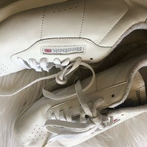 White classic Reebok’s 🌟